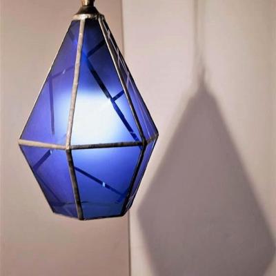 Création en vitrail d'une suspension lanterne en verre bleu sablée, créée par Marion Rusconi dans son atelier le chant du diamant à Lyon