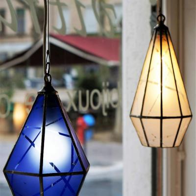 Luminaire suspension type lanterne en tiffany cree par marion rusconi a l atelier le chant du diamant marion sur lyon 69004 rhone
